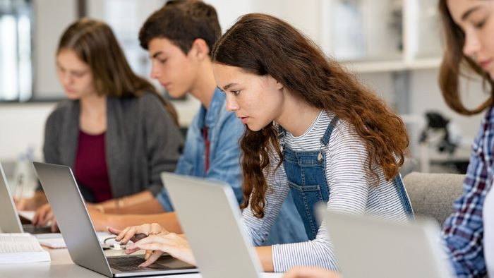Учебниците от 8 до 12 клас ще бъдат достъпни безплатно онлайн