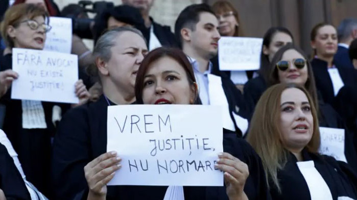 Стачка на адвокатите в Румъния блокира съдебната система за ден.
