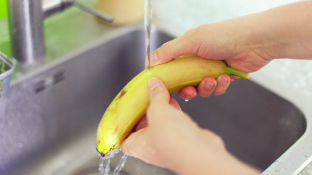 Защо е нужно добре да измием бананите, преди да ги обелим