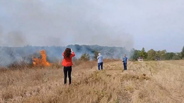 Голям пожар гори в Хасково, 6 екипа пожарникари го гасят (Видео)
