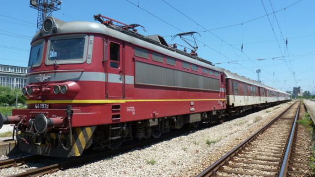 Жена опита да хване влака за Варна в движение, но едва не падна под колелата
