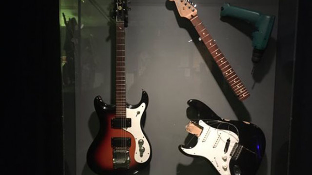 Продават на търг китари на Кърт Кобейн и Ерик Клептън