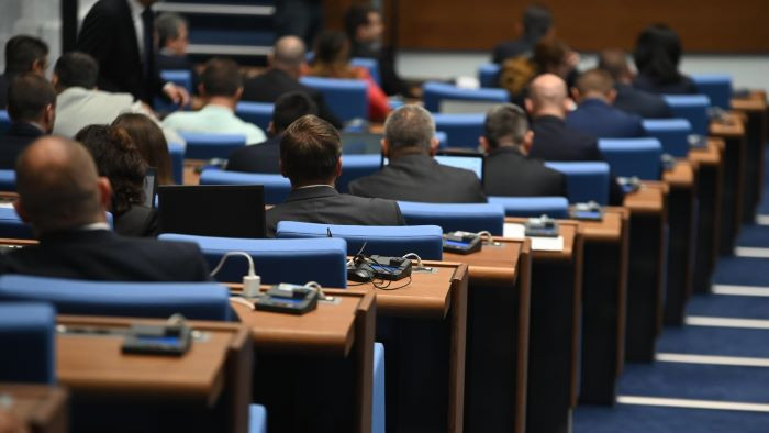 На извънредно заседание: Депутатите обсъждат вота на недоверие срещу правителството