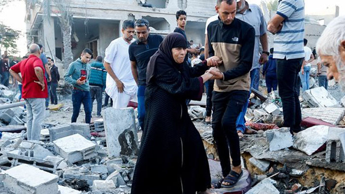 Жена към плачещо дете сред отломките в Газа: Търси майка си, не знаем къде е