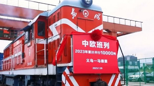 На 29 юли товарен влак натоварен със 110 контейнера отпътува