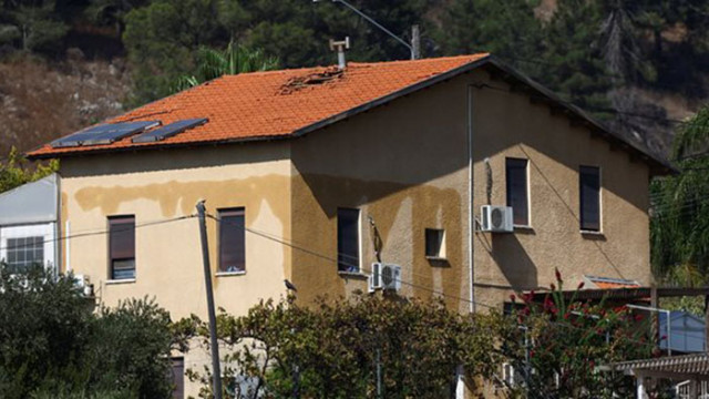 Израелски полицейски екип се спуска през покрива на дома на