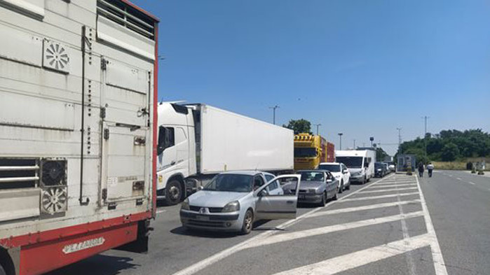 Интензивен е трафикът за товарни автомобили на граничните пунктове с Румъния