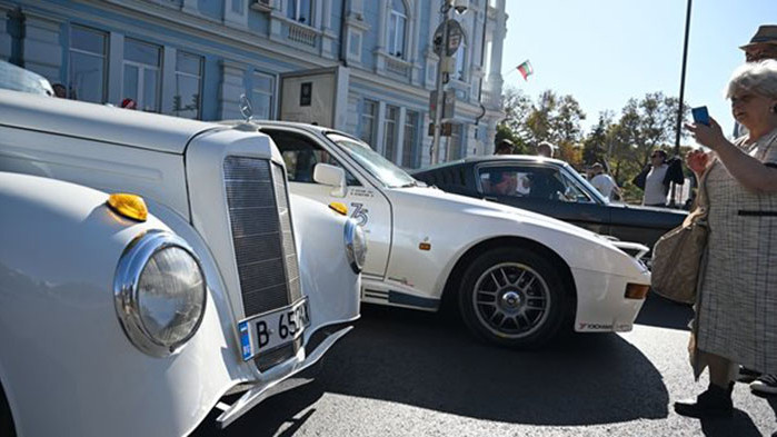 Парад на ретро автомобили събра десетки зрители във Варна (СНИМКИ)