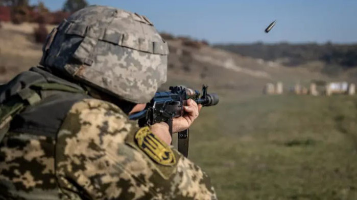 Украинските военни са атакували снощи летища в Луганск и Бердянск,