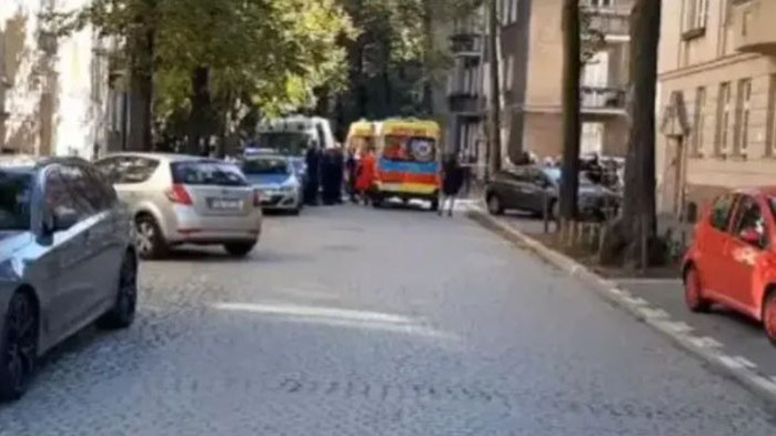 Възрастен мъж намушка с нож 5-годишно дете при излет в Полша