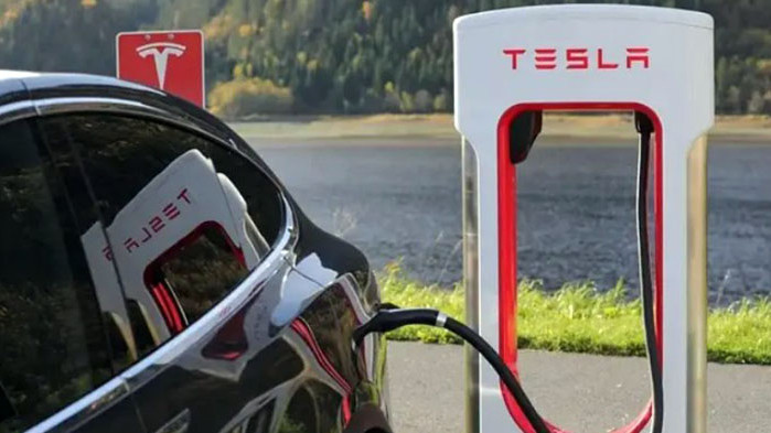 Tesla ще следи шофьорите с камера