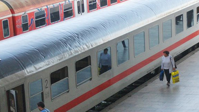 Два влака за малко да се сблъскат на гарата в