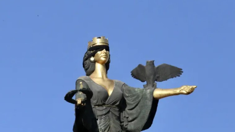 Вторият опит да бъдат превързани очите на статуята на Света