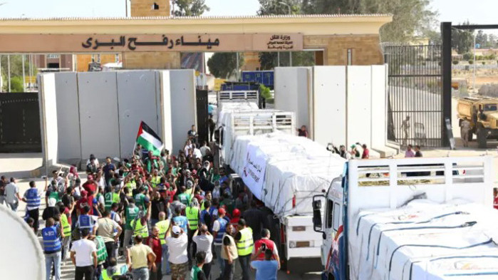 Камиони на Червения полумесец, съдържащи хуманитарна помощ, започнаха да навлизат
