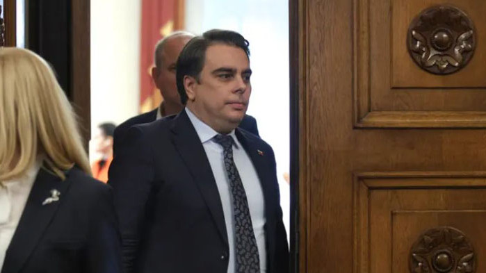 Асен Василев готов да обсъди въпроса с дерогацията на „Лукойл“, въпреки че парламентът взел решение