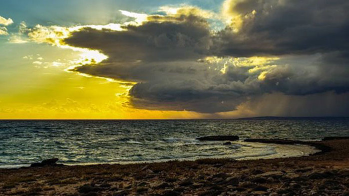 През нощта облачността ще се разкъса и намалее. В сутрешните