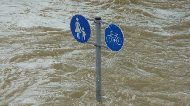 Червен код за опасно време в Словения, реките и морето преливат