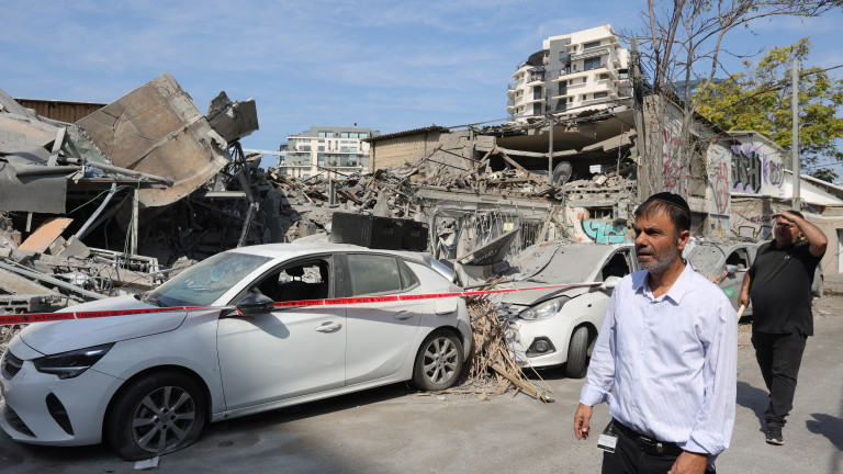 Най-малко трима души бяха ранени, след като ракета на Хамас удари жилищна