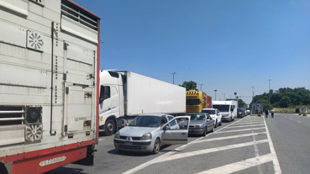 Интензивен е трафикът за товарни автомобили на някои от гранични