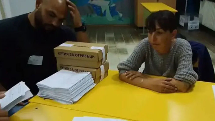Скандално видео от Врачанско - членове на СИК дописват преференции за общински съветници (ВИДЕО)