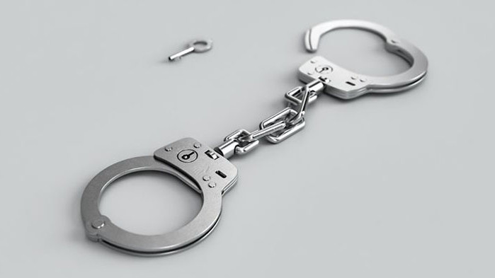 Арестуваха двама българи за телефонни измами срещу възрастни в Гърция