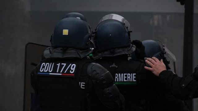 Полицията в Париж откри огън и рани жена която според