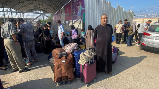 Десетки чужденци и лица с двойно гражданство напуснаха днес ивицата