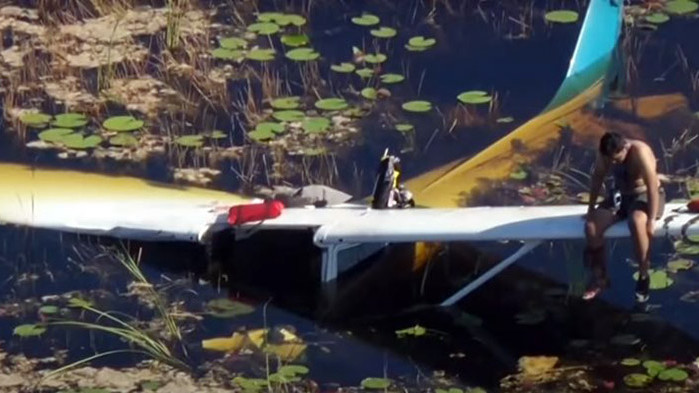 Пилот-любител приземи малък самолет в блато в американския щат Флорида.