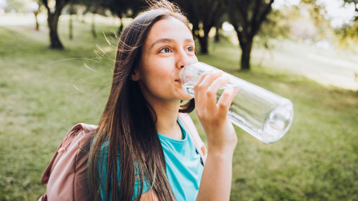 Всички знаем колко е полезно да пием вода, дори и