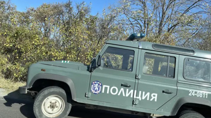 Камион с мигранти се заклещи на улица в ямболско село