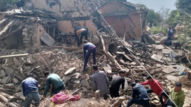 Броят на жертвите на силното земетресение в Непал достигна 128