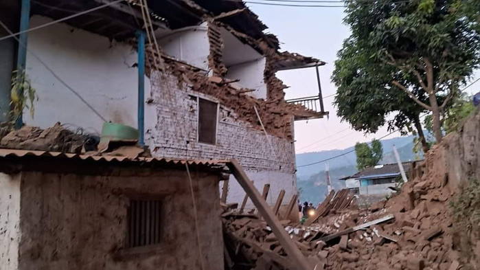 До 137 нарасна броят на жертвите при опустошителното земетресение в Непал, съобщава