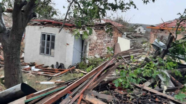 Смерч отнесе покривите на 150 къщи в исперихското село Лъвино
