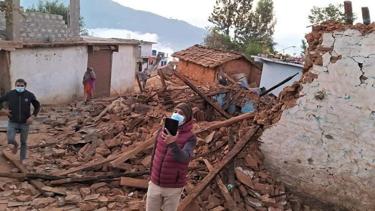 Най-малко 157 души са вече жертвите на земетресението в Непал. Други около