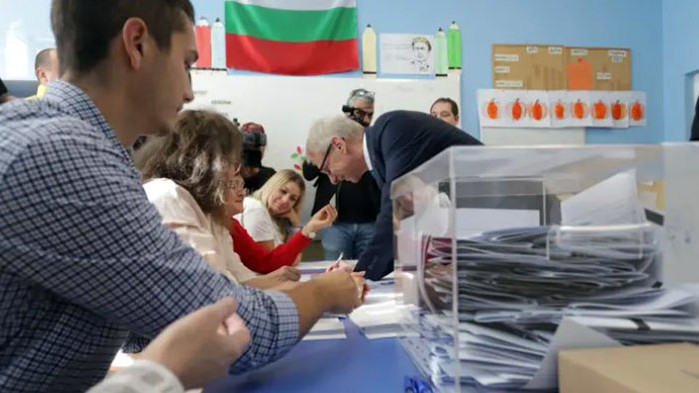 Николай Денков гласува два пъти и се притесни: Очевидно доверието в изборния процес е разклатено