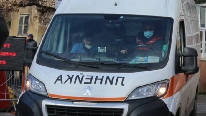 Два автомобила са се преобърнали в крайпътна нива, а трима