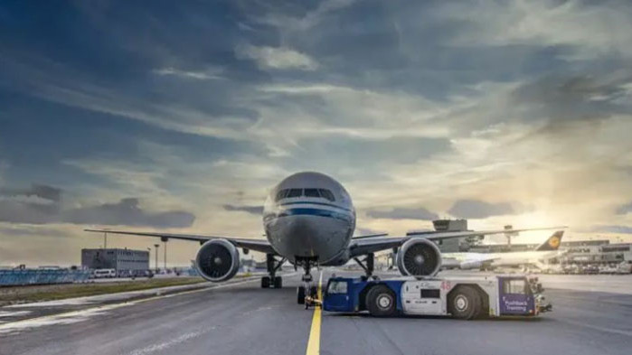 Неизвестен мъж хукна между паркиралите самолети на най-голямата финландско летище,