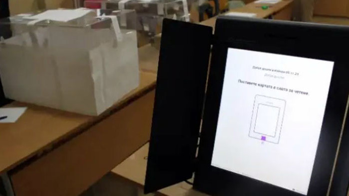 Същият пломбира и монтира машините за гласуване Отстранен е техникът