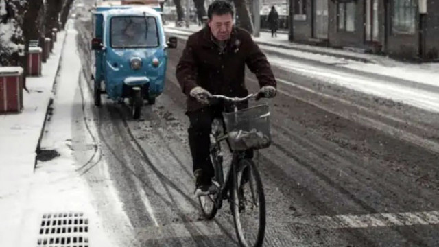 Североизточен Китай беше обхванат от необичайно студено време и снежни