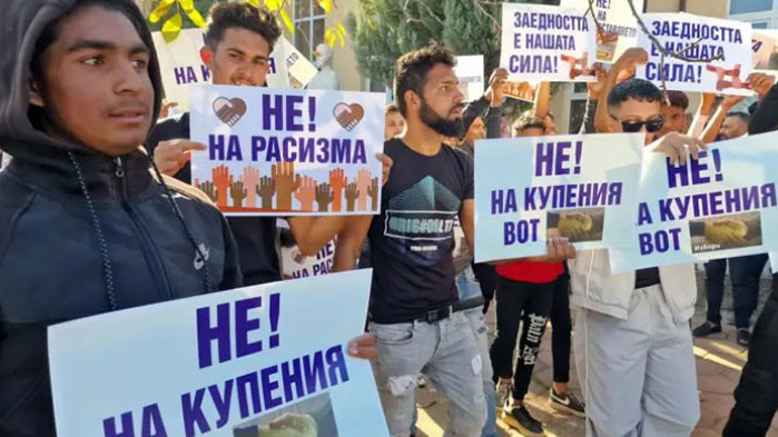 Демократично: Роми на протест с плакати "Не на купения вот!" в град Николаево