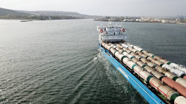 Фериботът Славянин пристигна на собствен ход и ще бъде ремонтиран