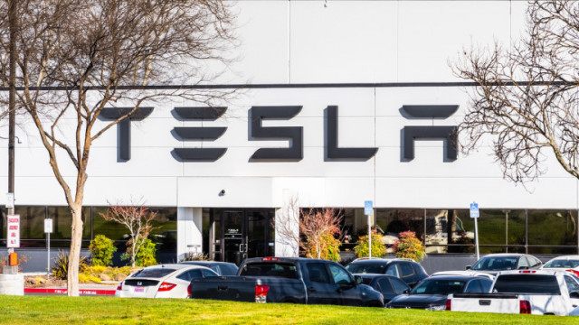 Главният изпълнителен директор на Tesla Илон Мъск посети германския производствен
