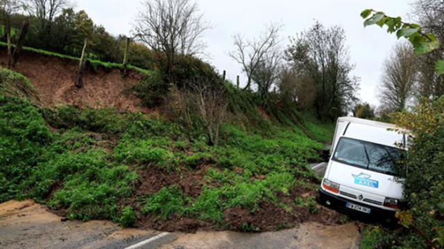 Проливни дъждове наводниха домове и земеделски площи във Франция