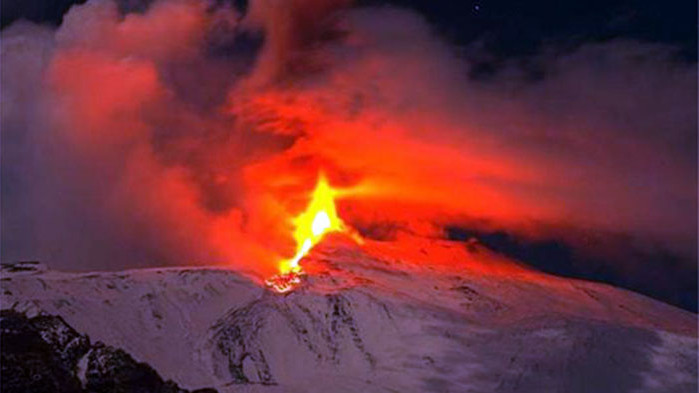 Вулканът Етна се събуди отново, повишиха нивото на тревога на остров Сицилия