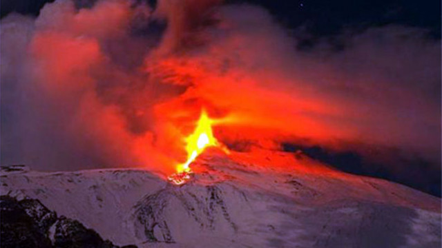 Вулканът Етна се събуди отново, повишиха нивото на тревога на остров Сицилия