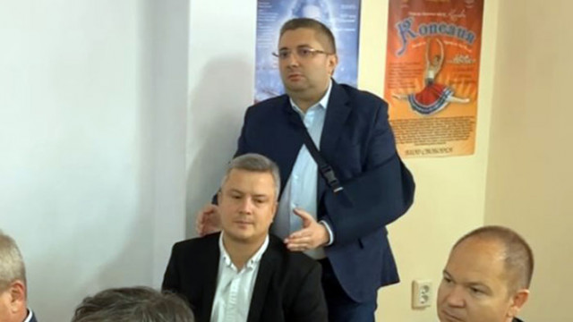 С фиксатор за ръка се появи Николай Нанков на срещата
