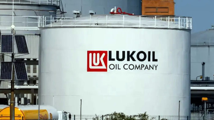 "Лукойл": Компанията изнася нефтопродукти в рамките на установените квоти и ограничения