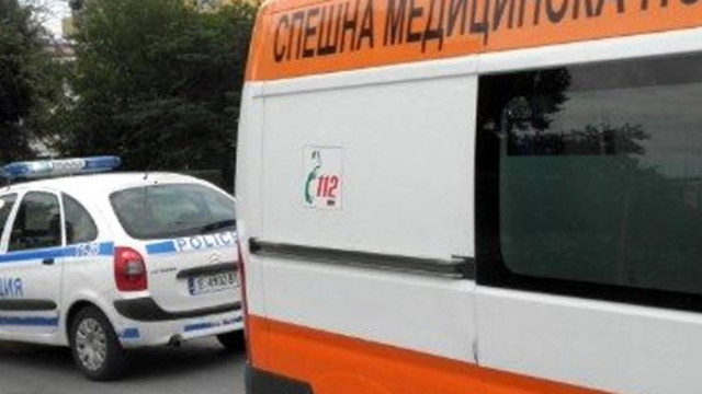 Кола се заби в автобусна спирка в центъра на Варна