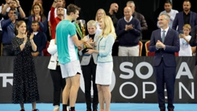 Министър Динкова отличи финалиста британеца Джак Дрейпър на Sofia Open