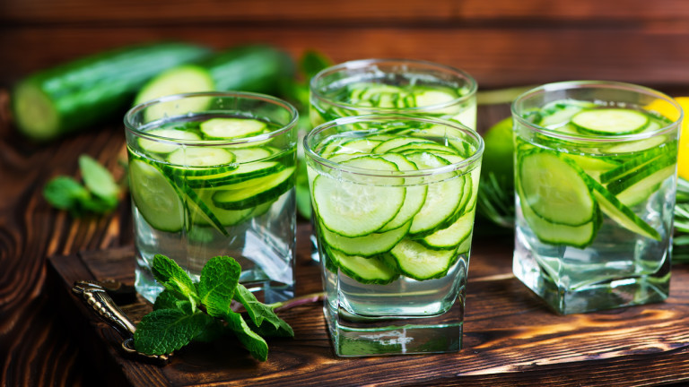 Когато мислим за здравословна напитка, вероятно вода с краставица е